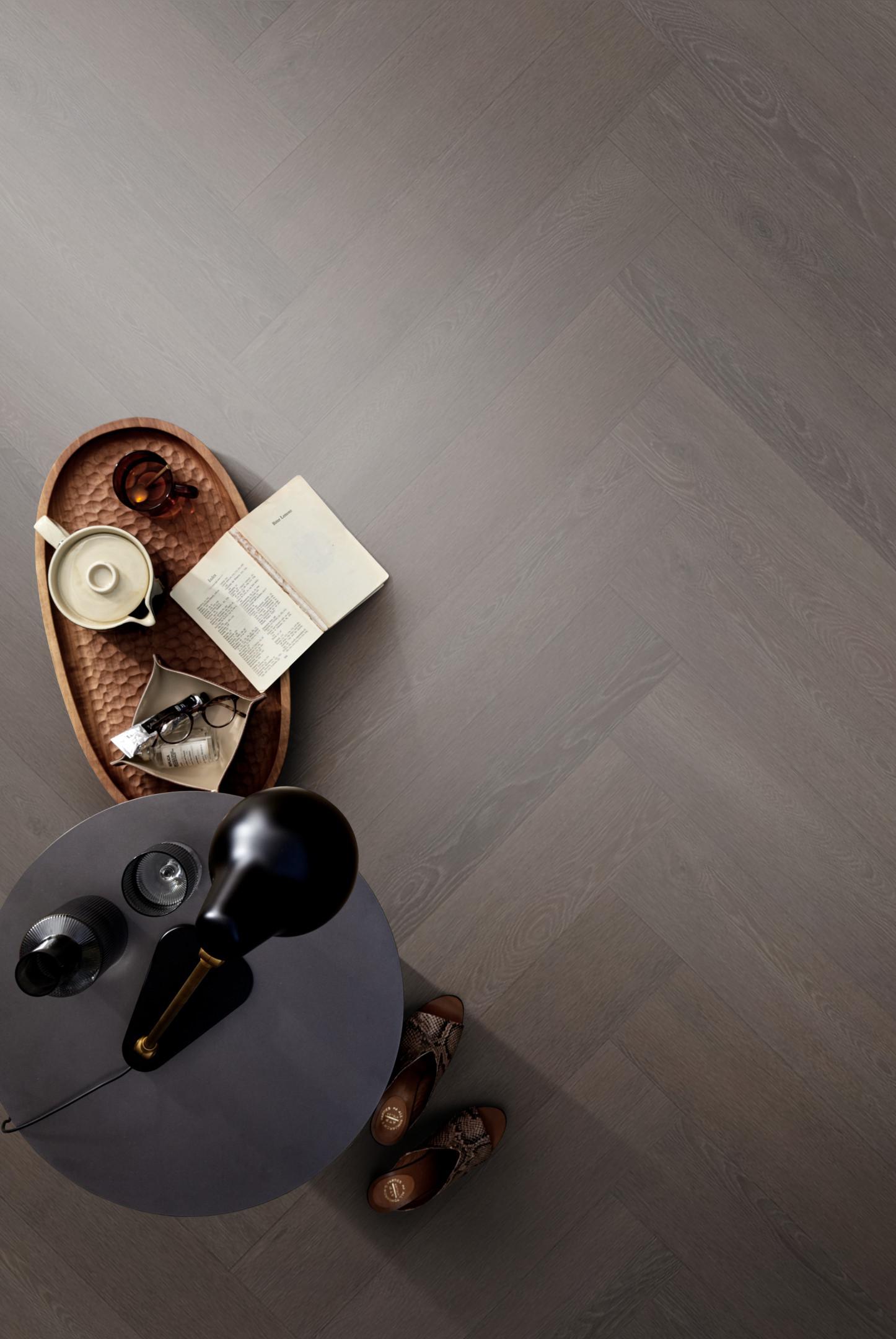 PVC vtwonen Herringbone Charcoal Dryback - sfeer