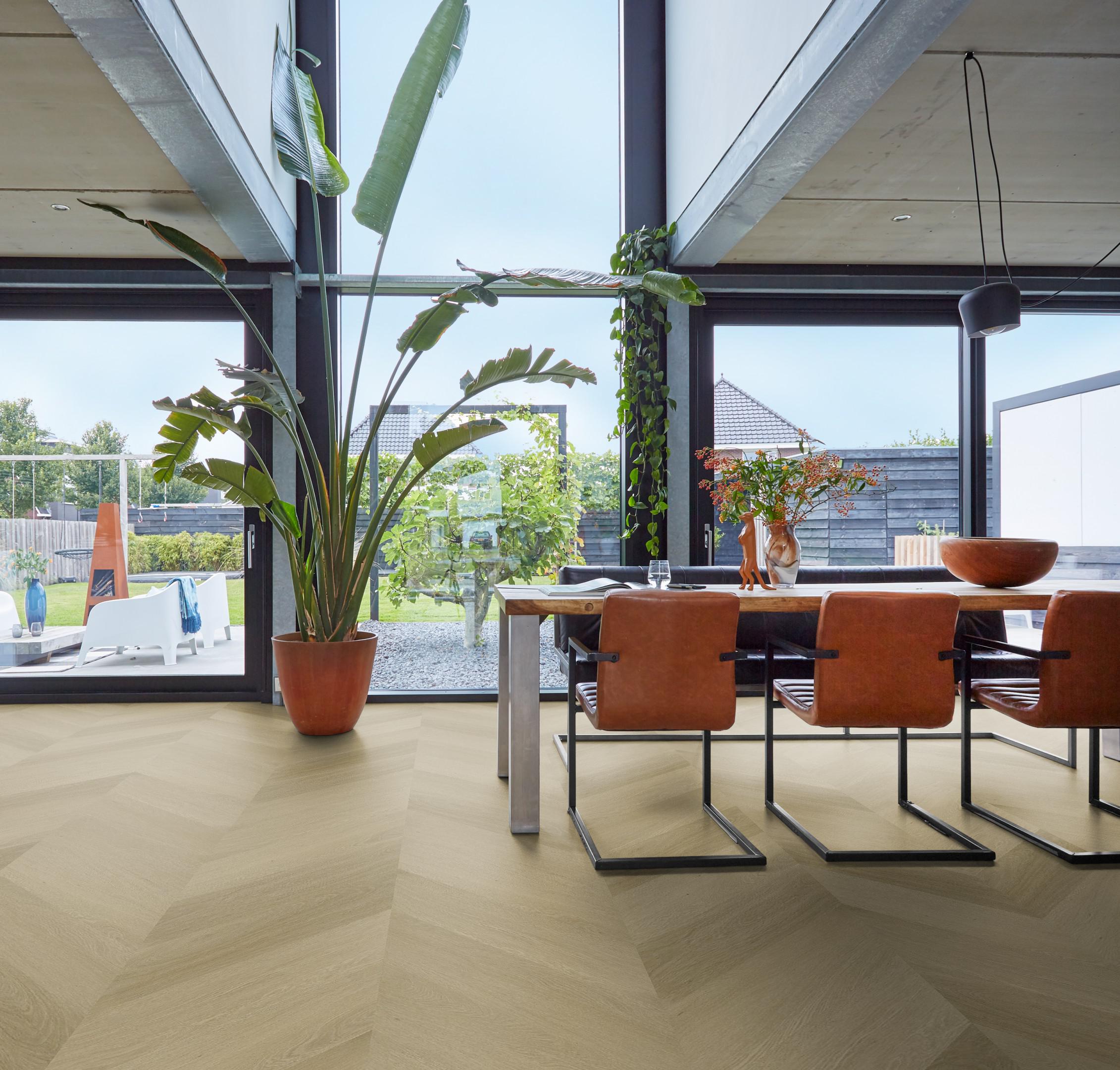 1614 PVC Yup Fulham Chevron Warm Oak Dryback Pakinhoud 1,75m2 - sfeer
