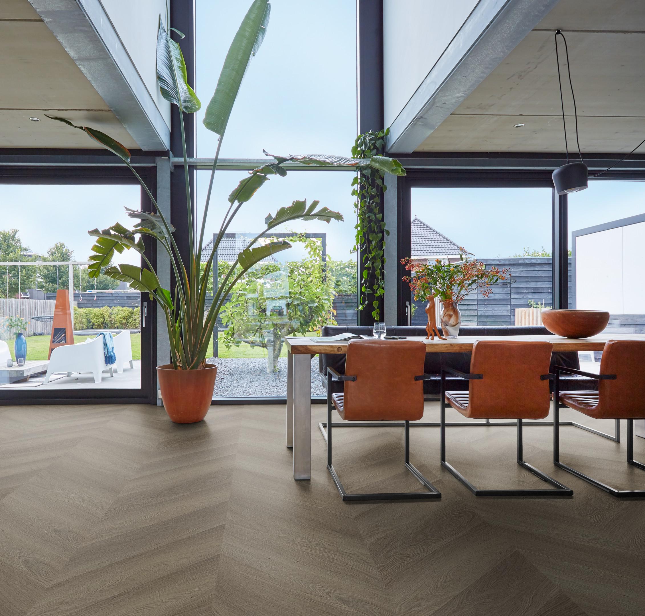 1615 PVC Yup Fulham Chevron Brown Dryback Pakinhoud 1,75m2 - sfeer